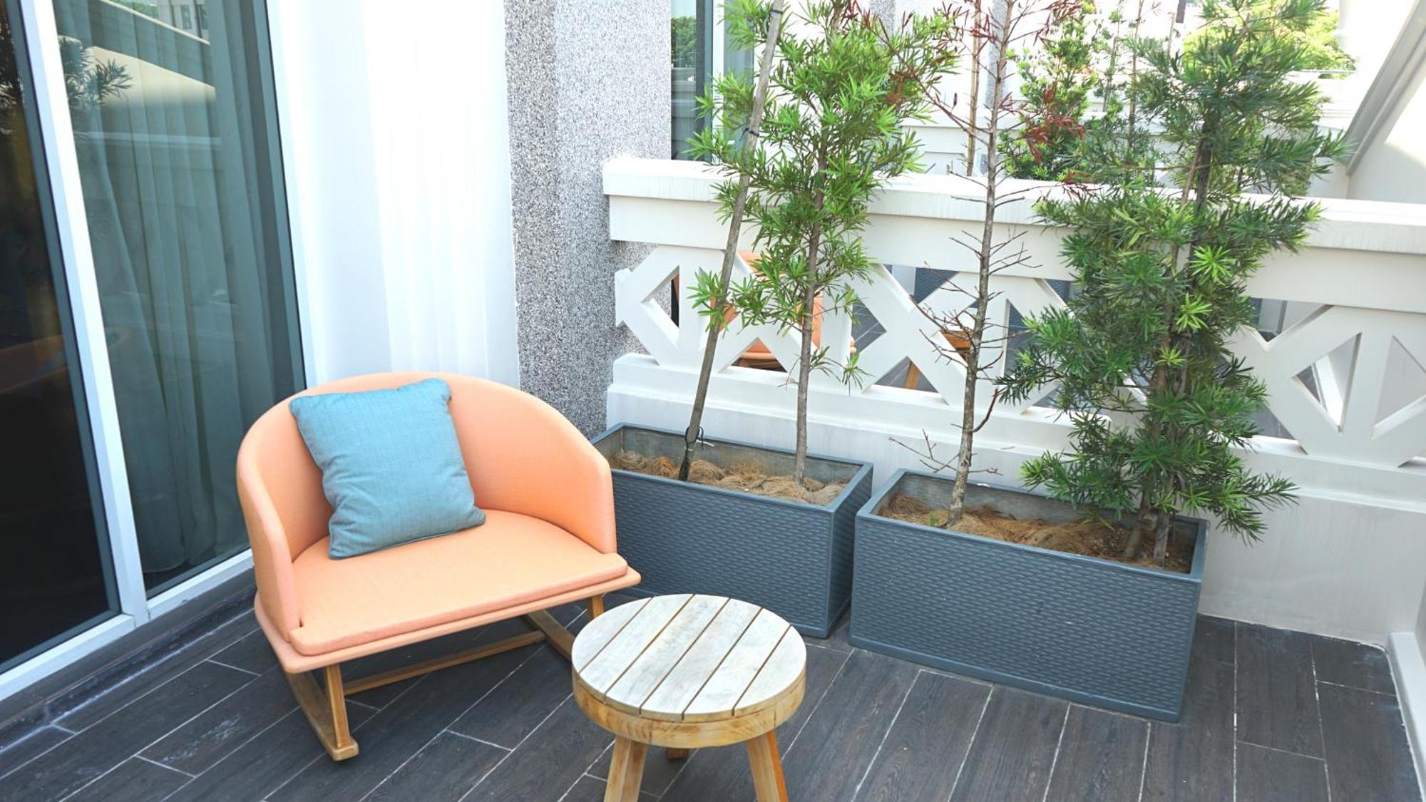 Hotel The George Penang By The Crest Collection George Town Exteriér fotografie A balcony in a hotel