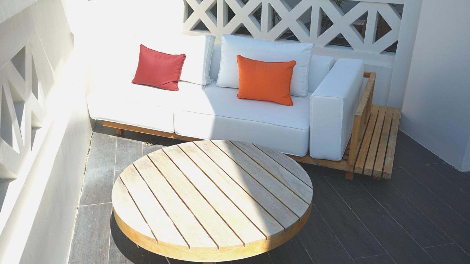 Hotel The George Penang By The Crest Collection George Town Exteriér fotografie A round coffee table