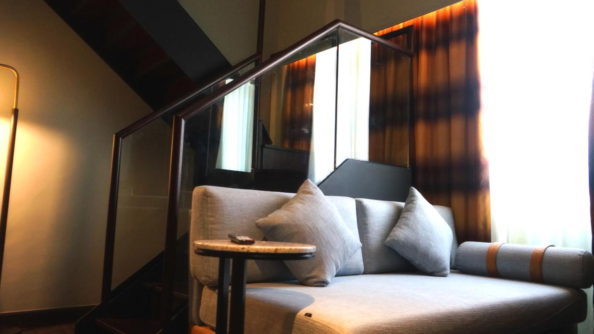 Hotel The George Penang By The Crest Collection George Town Exteriér fotografie A sofa in a hotel room